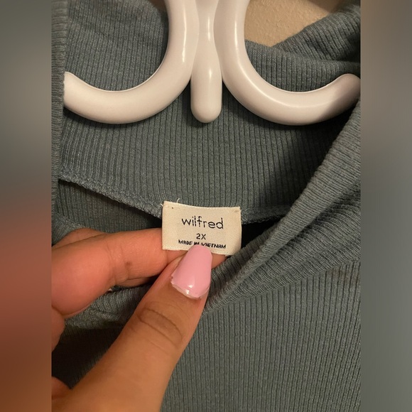 Aritzia turtle neck top - Picture 3 of 4